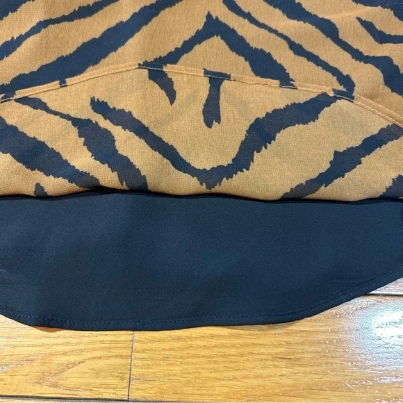 New NWT White House Black Market 3Q Popover Brown Tiger Blouse Size XS Career - Picture 6 of 8